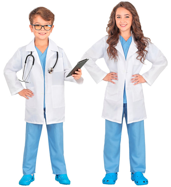Dokterskostuum kinderen met witte labjas, blauw shirt en blauwe broek, gedragen door jongen en meisje