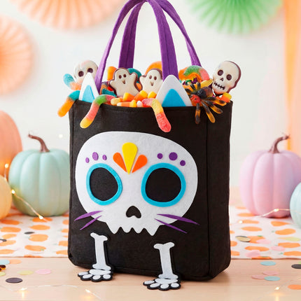 Tas trick-or-treat kat skelet close-up – verkleedkleding