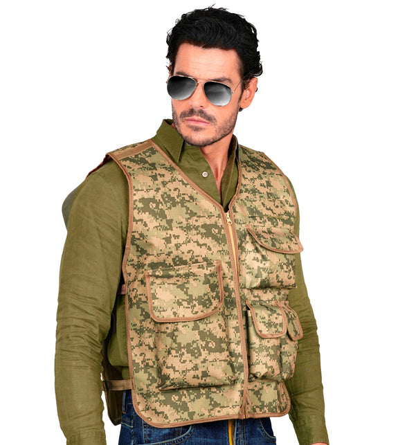 Camouflage tactisch gilet heren over olijfgroen shirt voor een legerthemafeest