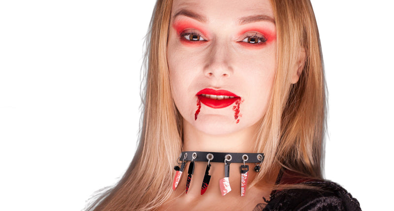 Halsband met mes bijl en zaag