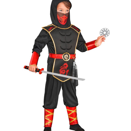 Zwarte ninja jas met spierstuk en rode buikband, gedragen door jongen