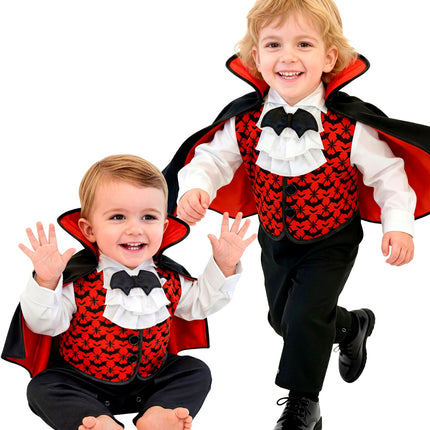 Vampier jumpsuit jongens met rood-zwarte vleermuisprint en zwarte cape, twee kinderen op Halloween