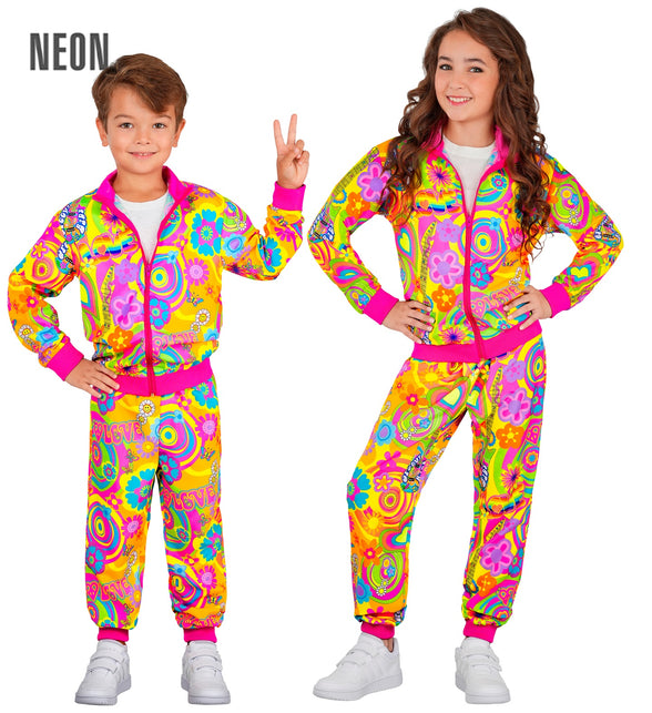 Hippie trainingspak kinderen in neon flowerpowerprint met roze rits, gedragen door jongen en meisje