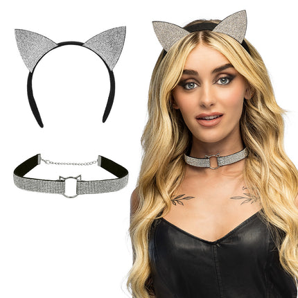 Accessoireset Diamond cat Catwoman met strass kattenoren en halsband, los getoond en gedragen bij een zwarte jurk