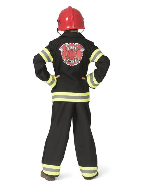 Achterkant van het brandweerman pak Fred met groot FIRE DEPT.-embleem met helm en bijlen op de jas