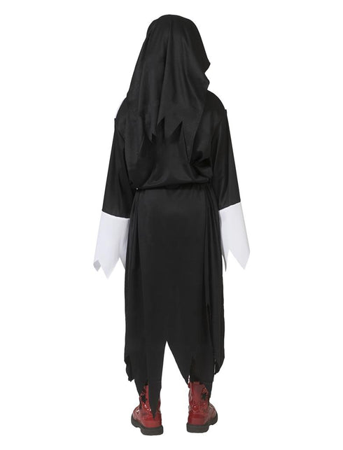 Achterkant van het Devil Nun nonnenkostuum met lange zwarte kap en gepunte onderzoom
