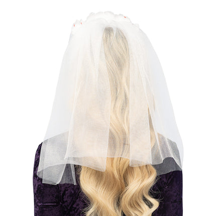 Achterkant van de diadeem Bleeding blossom, met de witte sluier die over het blonde haar tot op de schouders valt