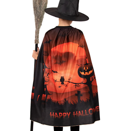 Achterkant Halloweencape met pompoen, vleermuizen en tekst Happy Halloween, gedragen met heksenhoed