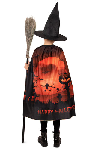 Achterkant Halloweencape met pompoen, vleermuizen en tekst Happy Halloween, gedragen met heksenhoed