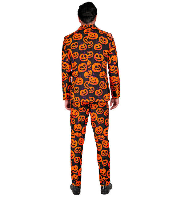Achterkant van het pompoenpak met grijnzende pompoenkoppen over rug en broek