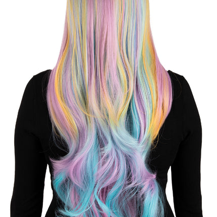 Achterkant pruik Selena pastel: 75 cm lang haar met mintblauwe en roze krullen in de punten