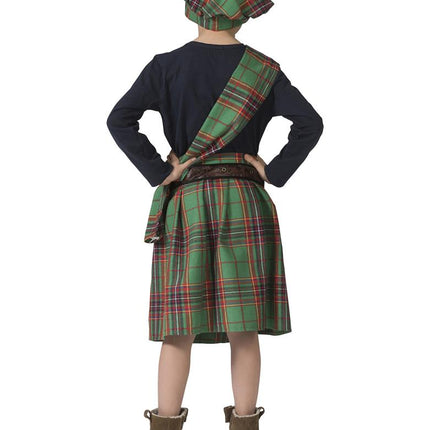 Achterkant van de Schotse kinderkilt met sjaal over de rug en muts met zwarte pompon