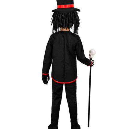 Achterkant van het Voodoo Priester kostuum: effen zwarte jas met rode zoom en dreadlockhoed