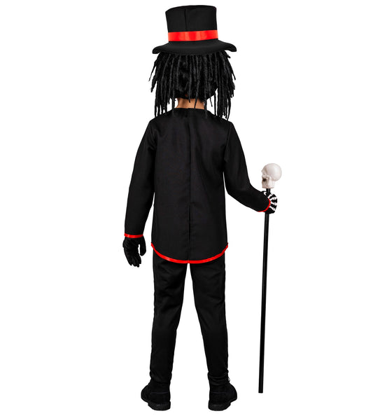 Achterkant van het Voodoo Priester kostuum: effen zwarte jas met rode zoom en dreadlockhoed