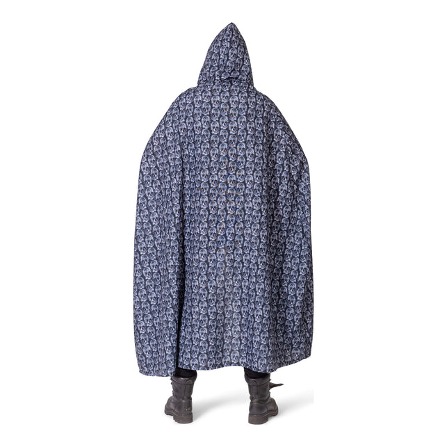 Achterkant van de zwarte schedelprint cape met doorlopend doodshoofdmotief