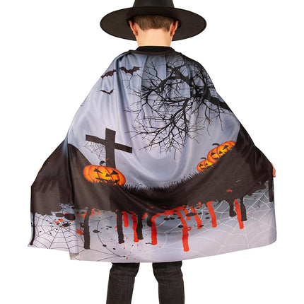 Achterzijde Halloween cape met grafkruis, spinnenwebben en oranje pompoenen