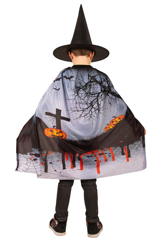 Achterzijde Halloween cape met grafkruis, spinnenwebben en oranje pompoenen