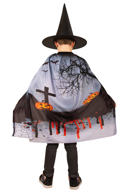 Achterzijde Halloween cape met grafkruis, spinnenwebben en oranje pompoenen