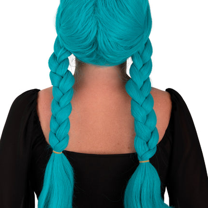 Achterzijde van de pruik Elvina turquoise met twee dikke vlechten met elastiekjes