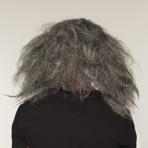Achterzijde van het zombieclownmasker met pluizig grijs haar tot over de schouders