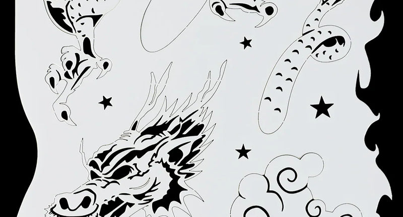 Airbrush sjabloon Chinese draak van TattooPro met drakenkop, schubbenlijf, wolken en sterren in wit