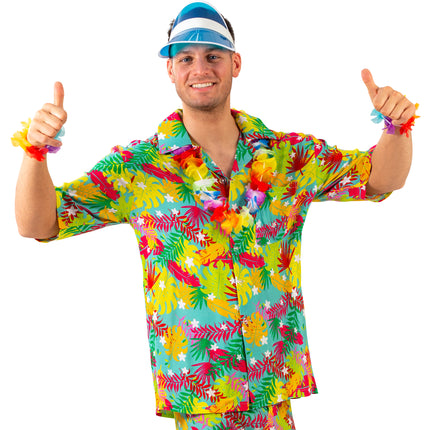 Aloha shirt Demi met palm print, turquoise herenhemd met gele en rode palmbladeren en borstzak, gedragen voor een beachparty