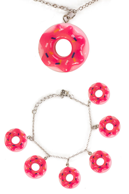 Armband donut roze met zeven donutbedels aan een zilverkleurige schakelketting voor een themafeest