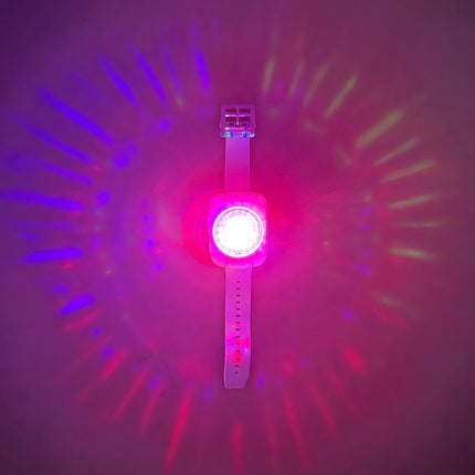 Armband met rgb licht die roze en blauwe lichtstralen om zich heen projecteert in het donker