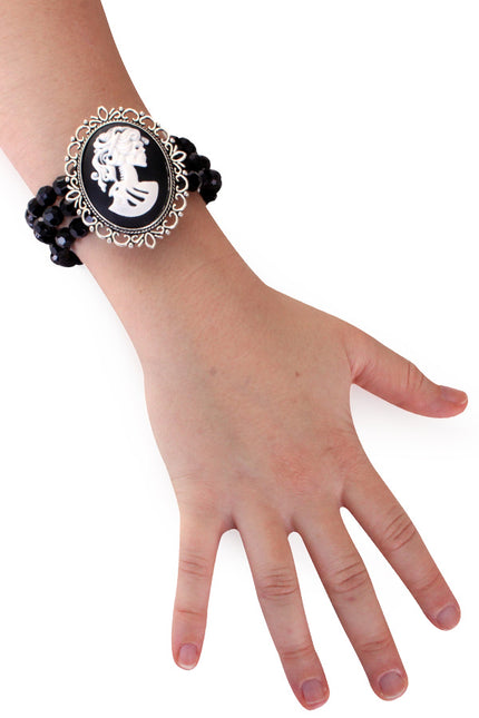 Armband zwart met kralen en camee om de pols, drie rijen facetkralen met witte skeletdame in zilverkleurige rand