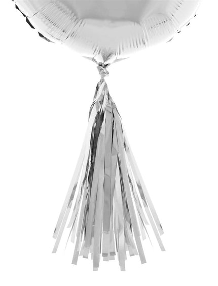 Ballonkwastje zilver van 35 cm met gefranjerde reepjes, geknoopt onder een zilveren folieballon