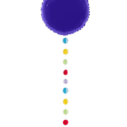 Ballonlint bolletjes hangend onder een paarse ronde folieballon als feestdecoratie