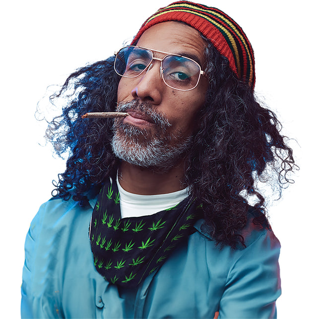 Bandana cannabis zwart met groene bladeren, om de hals gedragen bij een hippielook