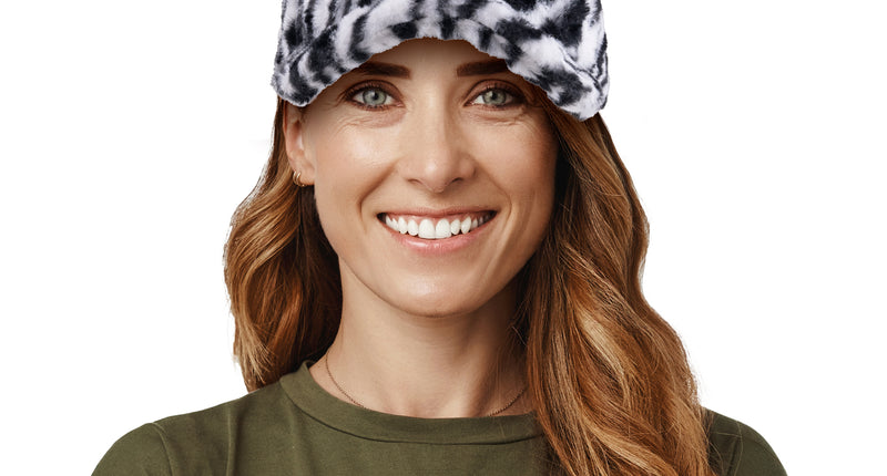 Baseballpet zebra zwart-wit gedragen door vrouw, pluizige plushpet met gebogen klep voor een dierenfeest