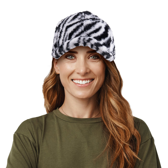 Baseballpet zebra zwart-wit gedragen door vrouw, pluizige plushpet met gebogen klep voor een dierenfeest