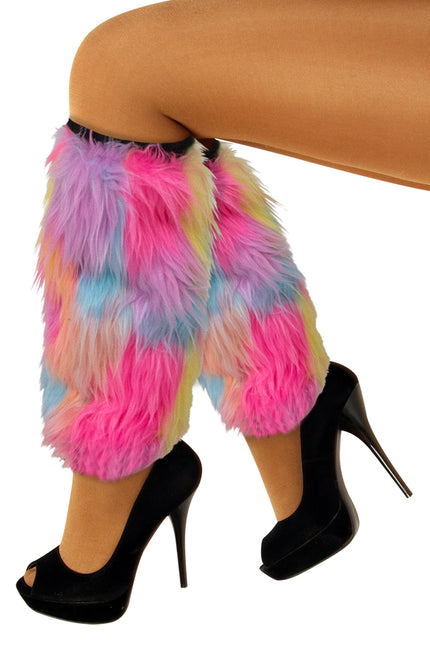 Beenwarmers pluche pastel in roze, geel, blauw en lila, gedragen over de kuiten bij zwarte pumps