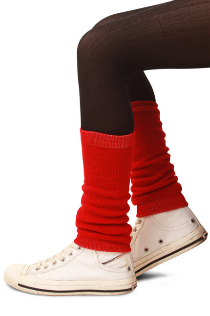 Beenwarmers rood voor kinderen, gebreid en gedragen over een zwarte legging met witte sneakers