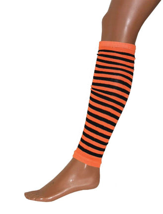 Beenwarmers zwart-oranje gestreept 50 cm over het onderbeen, met smalle zwarte ringen op fel oranje