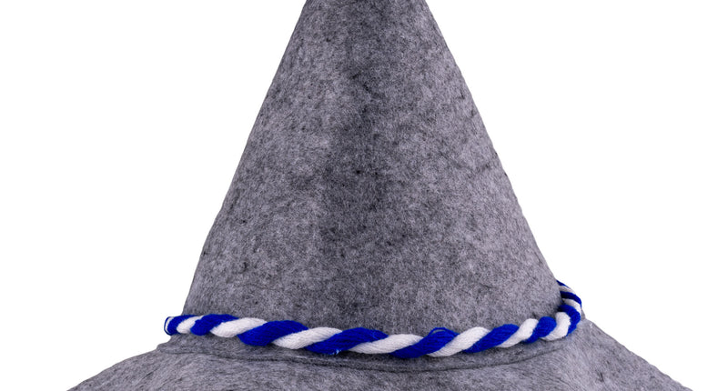 Beierse boerenmuts in gemêleerd grijs met spitse punt en gedraaid blauw-wit koord voor Oktoberfest