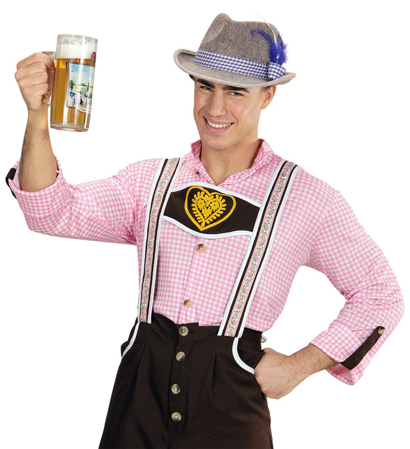Beierse fedora met blauwe veren op heren Oktoberfestlook met bretels en karobloes
