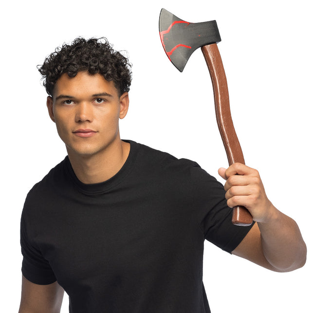Bijl Bloody 49 cm met zwarte bebloede kop, vastgehouden bij een Halloween-outfit
