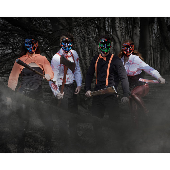 Bijl Warblade in de hand van een horrorfiguur in een bebloed overhemd, in een Halloweenscène in het bos