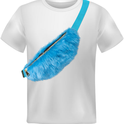 Blauw pluche heuptasje schuin over de schouder gedragen bij een wit shirt op een feest