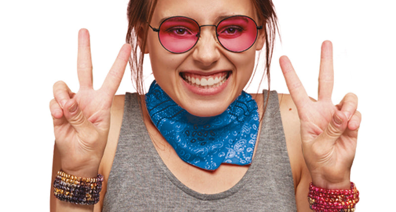 Blauwe bandana met wit paisleymotief om de hals gedragen, passend bij een hippie- of cowboyoutfit