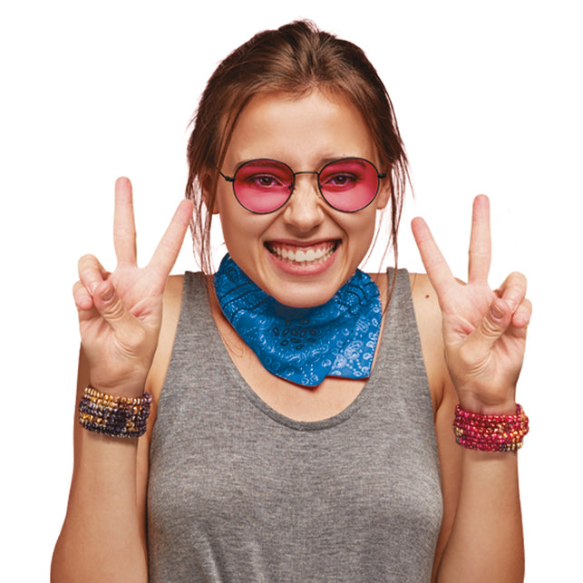 Blauwe bandana met wit paisleymotief om de hals gedragen, passend bij een hippie- of cowboyoutfit