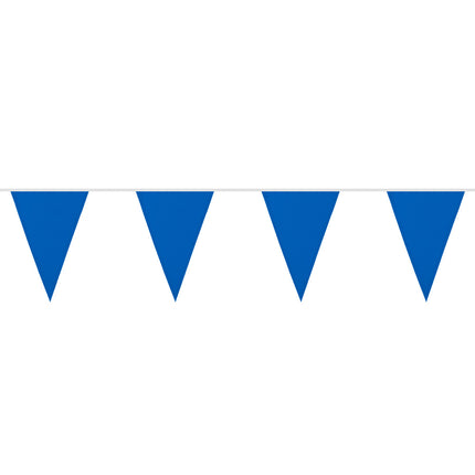 Blauwe vlaggenslinger met effen driehoekige vlaggetjes op gelijke afstand, voor een sportfeest