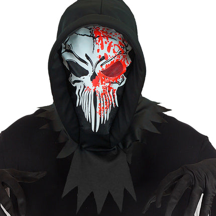 Bloederig doodskopmasker met vastzittende kap over het hoofd, bloedspatten vanaf de kruin