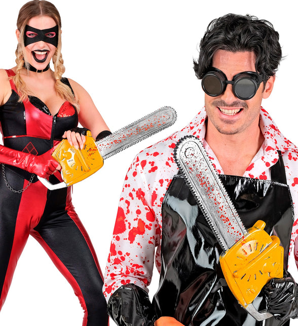 Bloederige kettingzaag 54 cm gedragen door dame en heer in horroroutfit voor Halloween