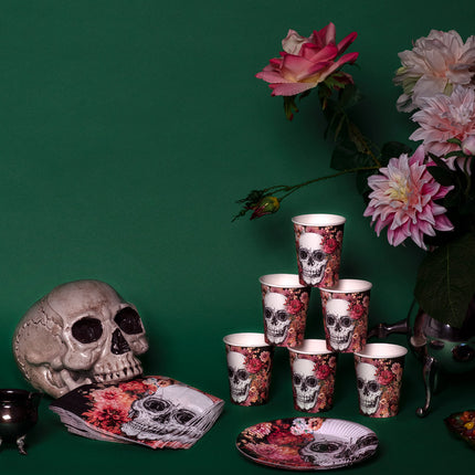 Bloemenprint op het papieren bordje Day of the Dead, zichtbaar met geribbelde rand