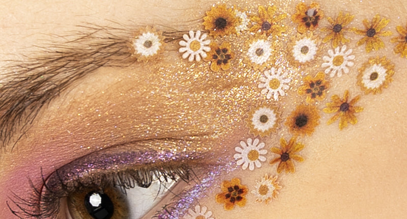 Bloemetjes in wax geel op de ooghoek, gele en witte bloemetjes in een boog voor een flowerpowerlook
