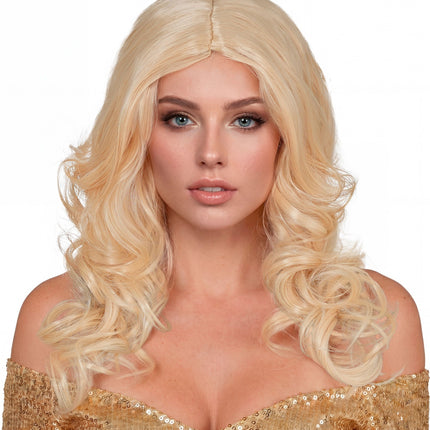 Blonde krulpruik groovy gedragen door model, volume rond het gezicht voor een discofeest